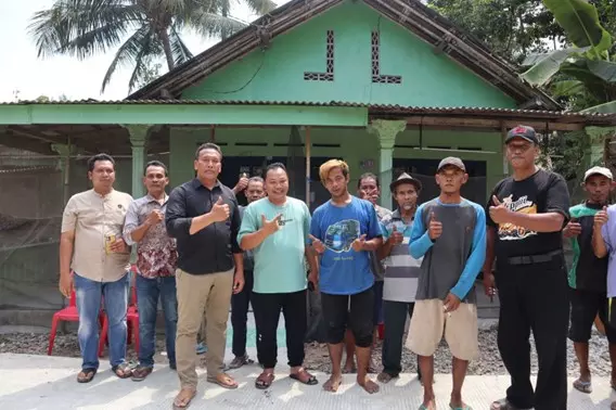 Gotong Royong Warga Desa Jatimalang Pada Program Bantuan Rumah Tidak Layak Huni Di Kebumen Bersama Anggota DPRD Provinsi Jawa Tengah