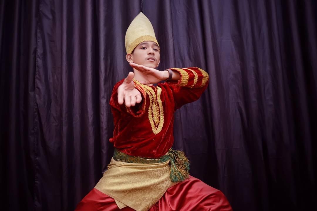 Kumas Adjie, Menari dengan Akar, Menginspirasi Lewat Gerak